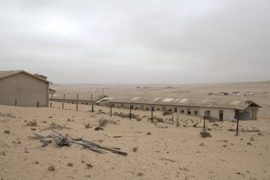 Çok eski bir kasabanın ortasında çöl.