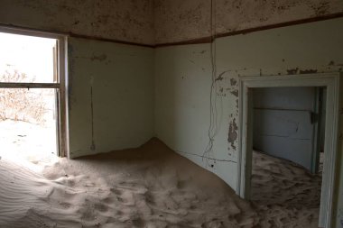 Çöldeki terk edilmiş bina.