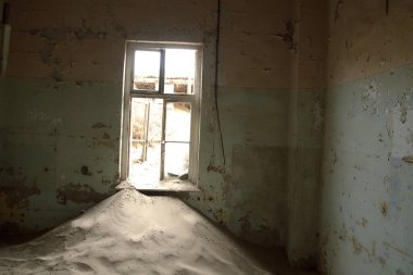 Şehirdeki terk edilmiş eski bina.