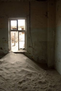 Penceresi olan bir binanın içi