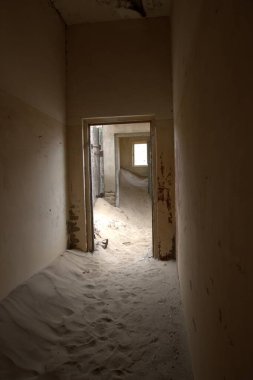 Modern bir binanın içinde.