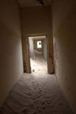 Şehirdeki terk edilmiş bina