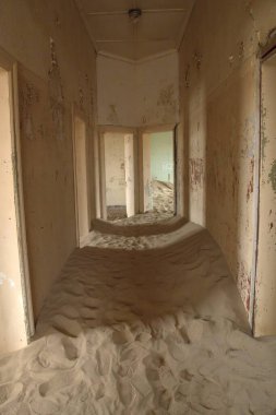 Şehirdeki terk edilmiş eski bina.