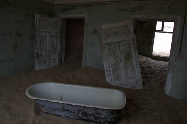 Çölde terk edilmiş eski bir ev