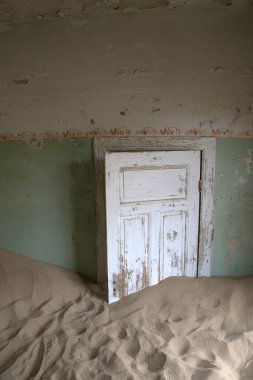 Çölde eski ahşap bir ev