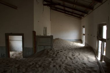 Şehirdeki bir binanın içinde.