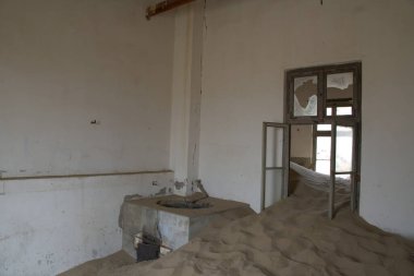 Şehirde terk edilmiş eski bir ev.