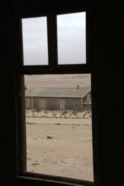 Ahşap kapılı bir binanın penceresi.