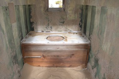 Köyde terk edilmiş bir ev.