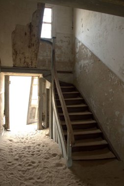 Terk edilmiş bina, terk edilmiş eski ev.