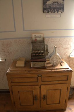 bir kitabı olan eski bir daktilo