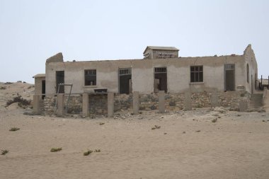 Sahildeki terk edilmiş evin kalıntıları.