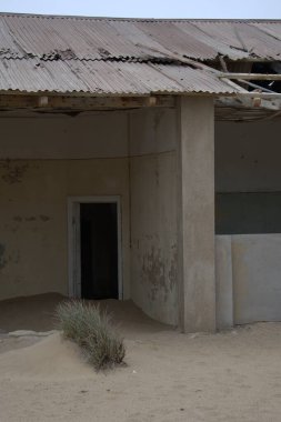 Şehirdeki terk edilmiş bina