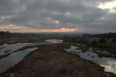 Gölün üzerinde güzel bir gün batımı