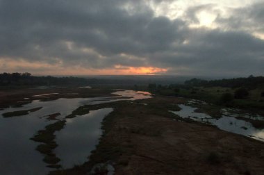 Gölü ve nehri olan güzel bir manzara.