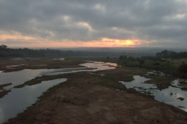 Gölün üzerinde güzel bir gün batımı