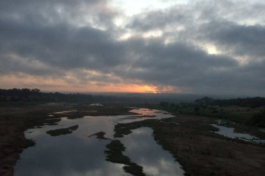Gölün üzerinde güzel bir gün batımı
