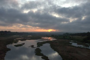 Nehirde güzel bir gün batımı