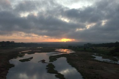 Nehrin üzerinde güzel bir gün batımı
