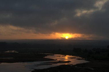 Nehirde gün batımı