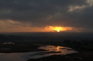 Gölün üzerinde güzel bir gün batımı. Doğa
