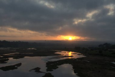 Nehrin üzerinde gün batımı