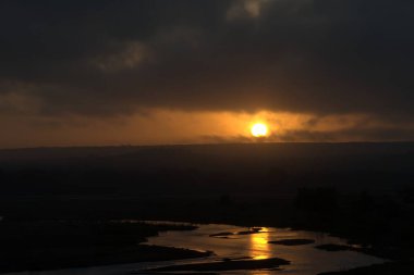 Nehrin üzerinde gün batımı