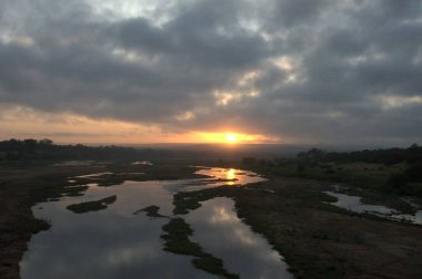 Nehrin üzerinde güzel bir gün batımı