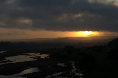 Gölün üzerinde güzel bir gün batımı