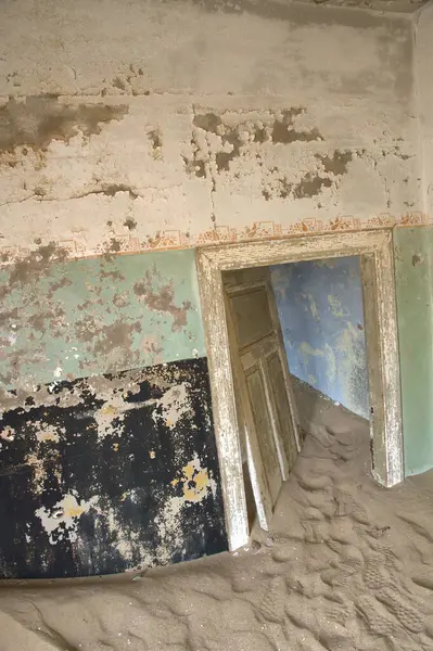 Çölde terk edilmiş bir ev.