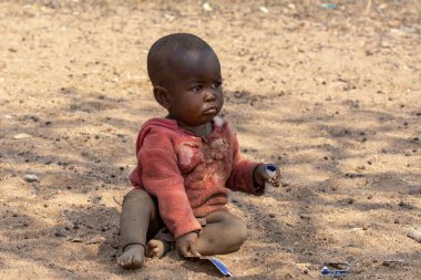 Çölde küçük bir çocuk