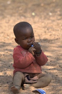 Zavallı Afrikalı çocuk. Köyün pis bir köyünde kirli gözleri var.