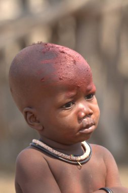 Yakın plan. Kafası Afrikalı bir çocuğun resmi.