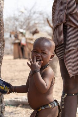 Geleneksel kostümlü bir çocuk.