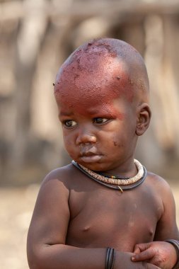 Köydeki Afrikalı bir çocuğun portresi.