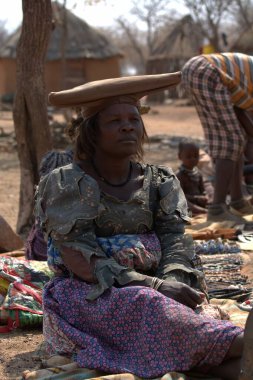 Namibya 'da bir köyde bir kadın