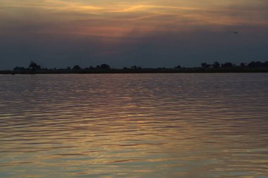 Gölün üzerinde güzel bir gün batımı