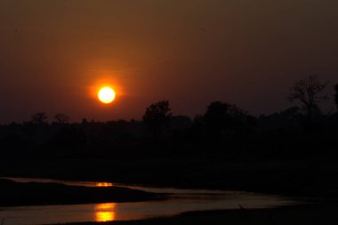 Sabah güneş doğuyor.
