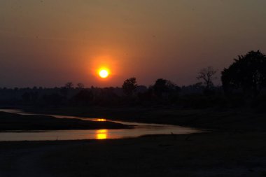 Nehirde güzel bir gün batımı