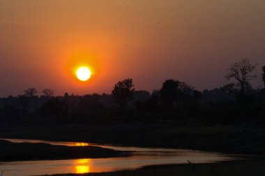 Gölün üzerinde güzel bir gün batımı