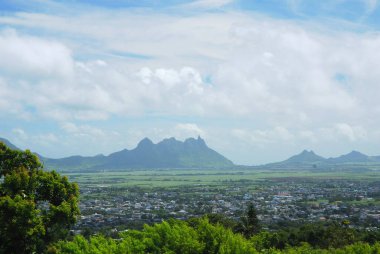 Hawaii 'de mavi gökyüzü ve dağları olan güzel bir kırsal manzara.