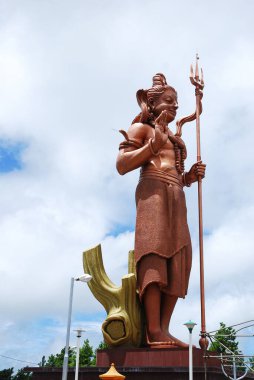 Şehirdeki Hindu tanrısının heykeli.