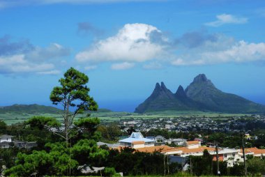 Dağların ve denizin manzarası