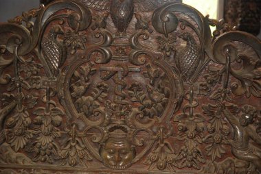 Eski ahşap kapı, kilise desenli.