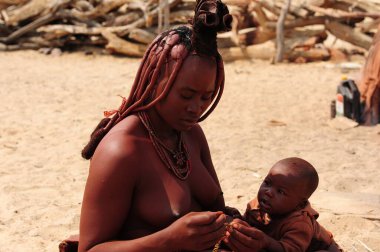 Çölde anne ve bebek