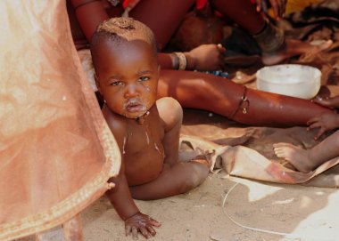 Siyah kostümlü genç bir çocuk.