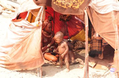 Geleneksel kıyafetler içindeki insanlar