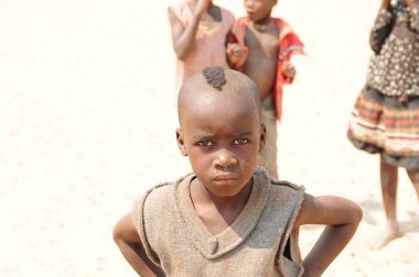 Köydeki zavallı Afrikalı çocuk.