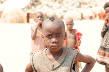 Namibya köyündeki çocuklar