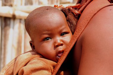 Köyde bir çocuk uyuyor.